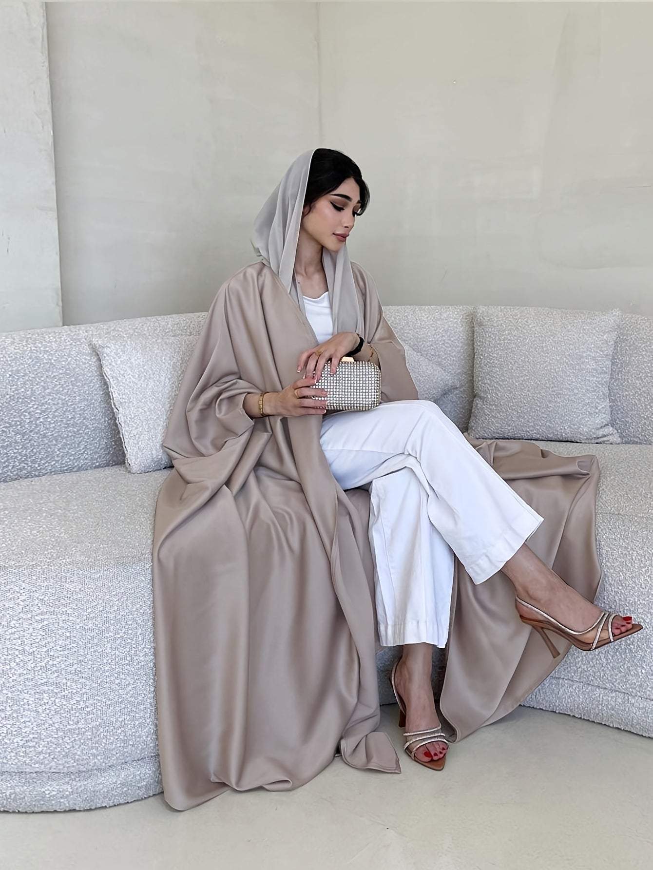 Middle Eastern Special Fashion for Muslim Women, Featuring a Easy, Elegant, And Stylish Loose Batwing Sleeve Abaya Robe