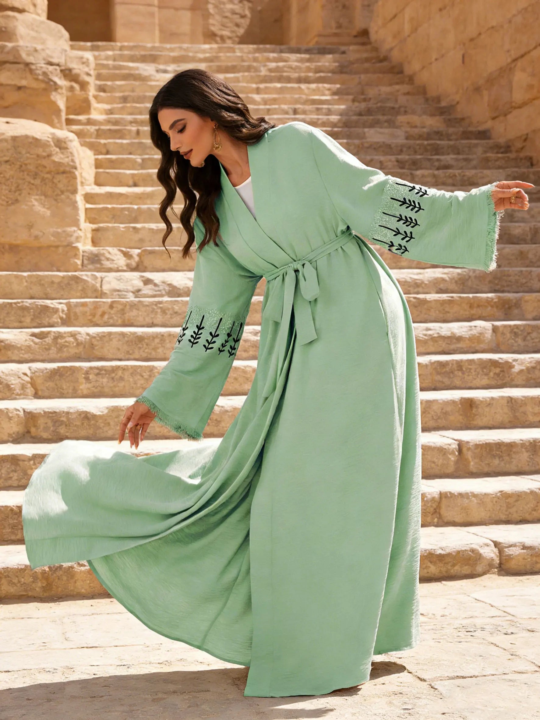 عباية نسائية كيمونو بأكمام مطرزة – عباية طويلة أنيقة مع حزام بتصميم فاخر