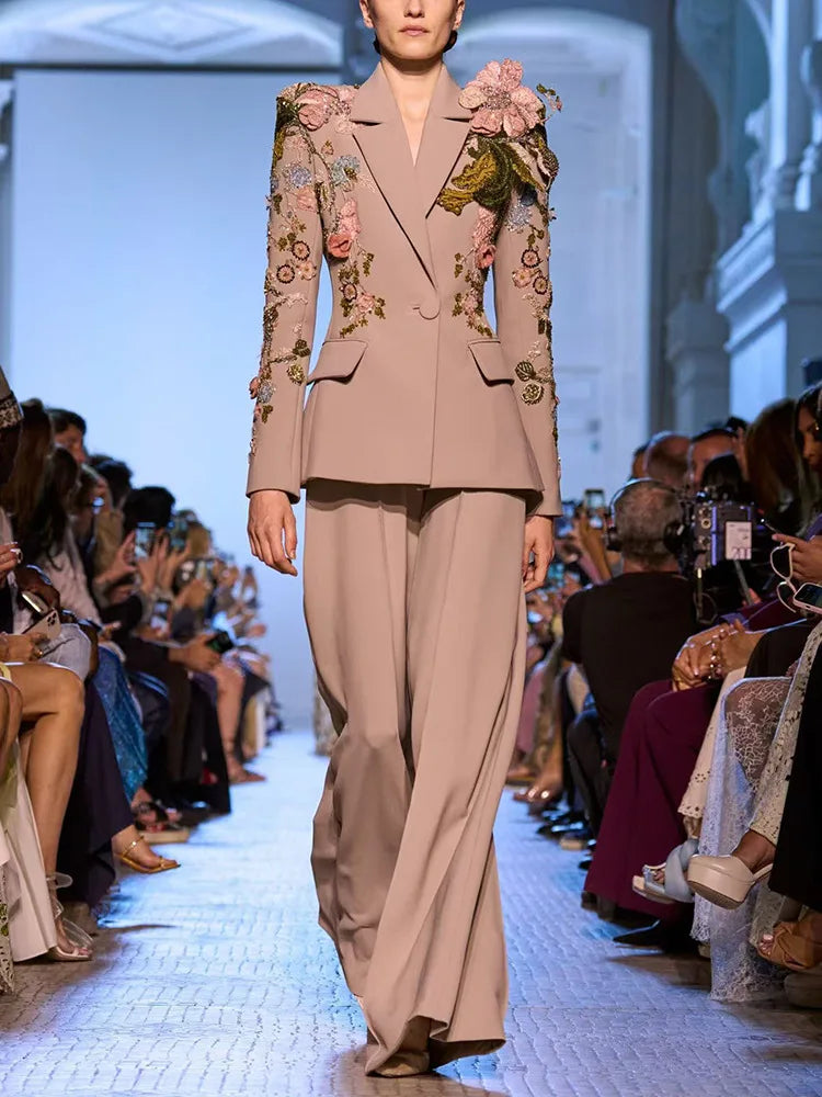 طقم نسائي فاخر قطعتين – بليزر مطرز بزهور ثلاثية الأبعاد مع بنطال واسع أنيق