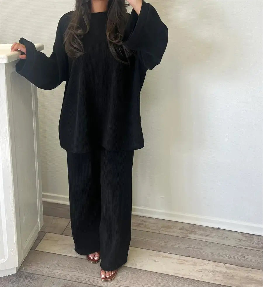 طقم نسائي أنيق قطعتين – بلوزة بأكمام طويلة وبنطال واسع مريح