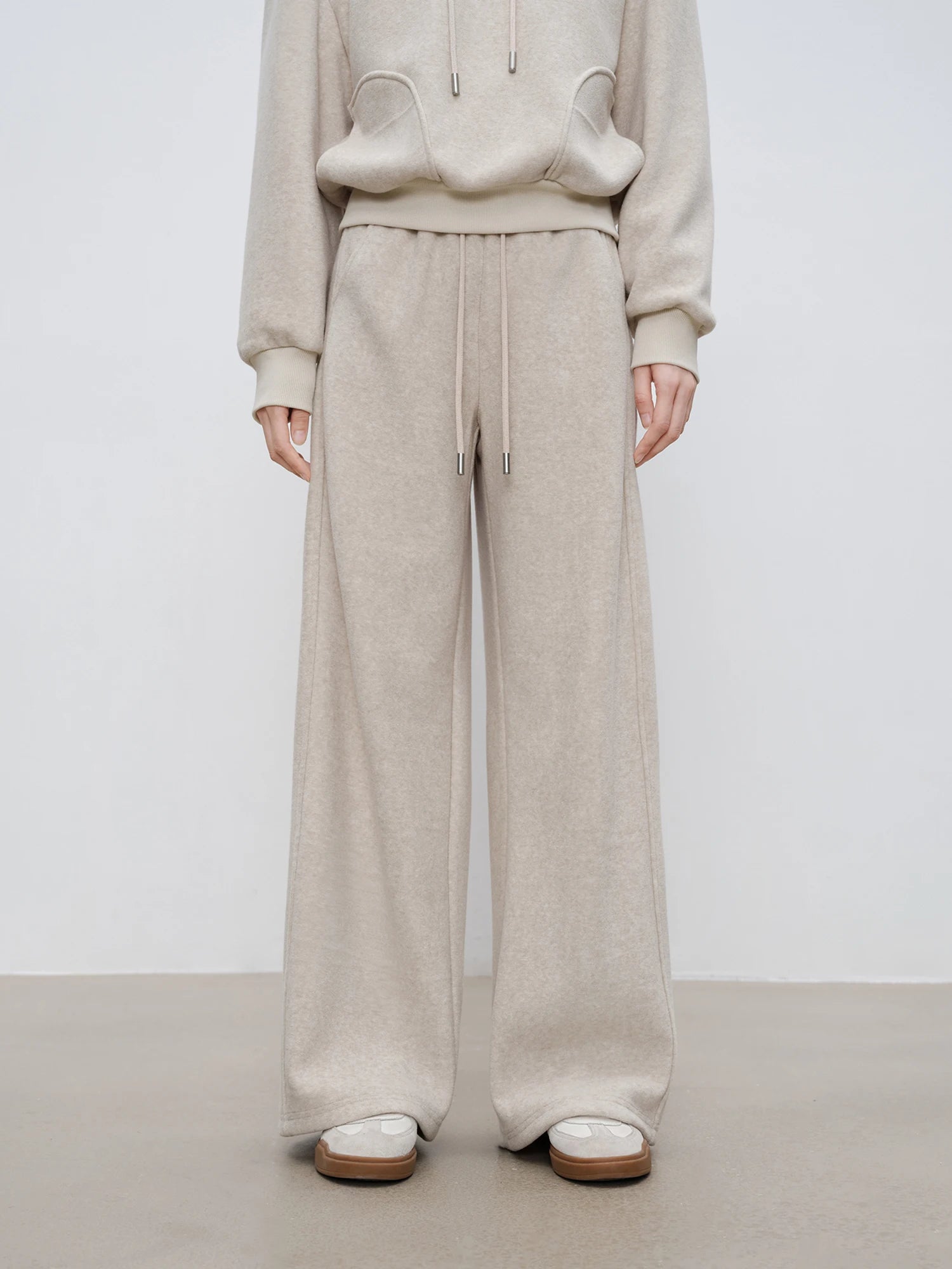 طقم نسائي شتوي أنيق قطعتين – سويت شيرت بسحاب وياقة عالية مع بنطال مريح