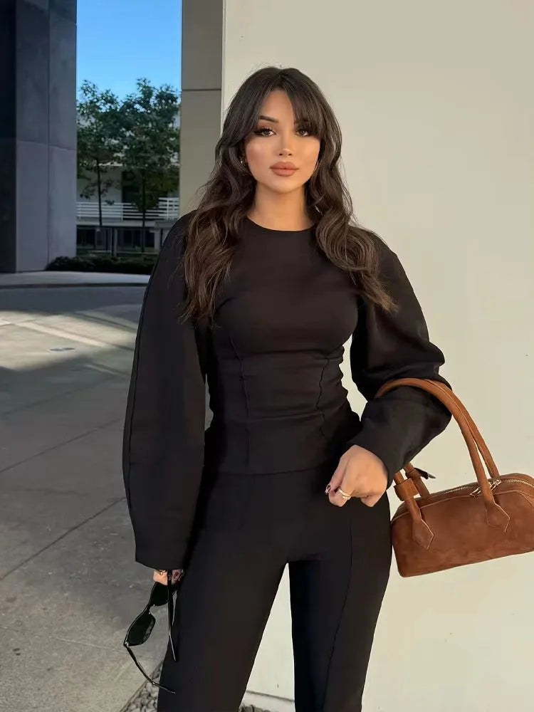 طقم نسائي أنيق قطعتين – بلوزة بأكمام طويلة وياقة دائرية مع بنطال واسع مريح