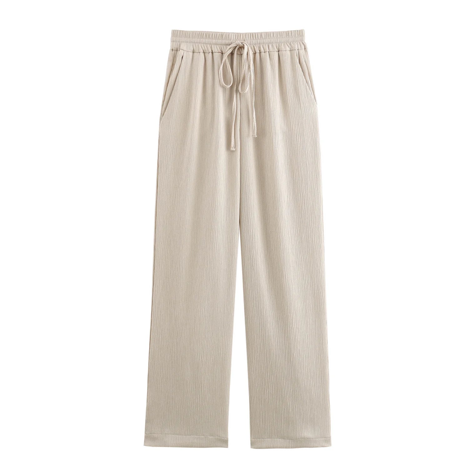 طقم نسائي أنيق قطعتين – بليزر عصري بأزرار مزدوجة مع بنطال كاجوال مريح