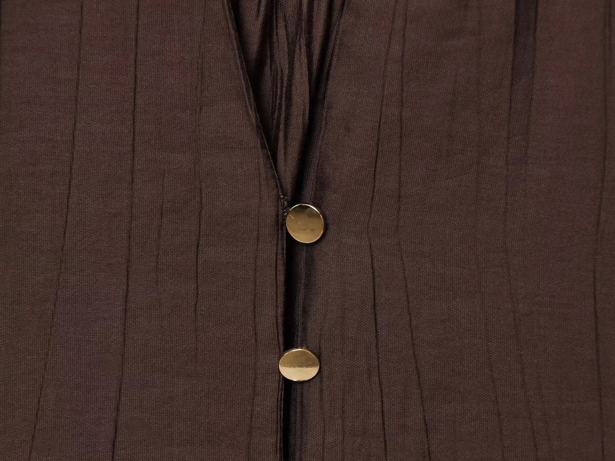 طقم نسائي أنيق قطعتين – قميص بياقة V وبنطال واسع بخصر مطاطي