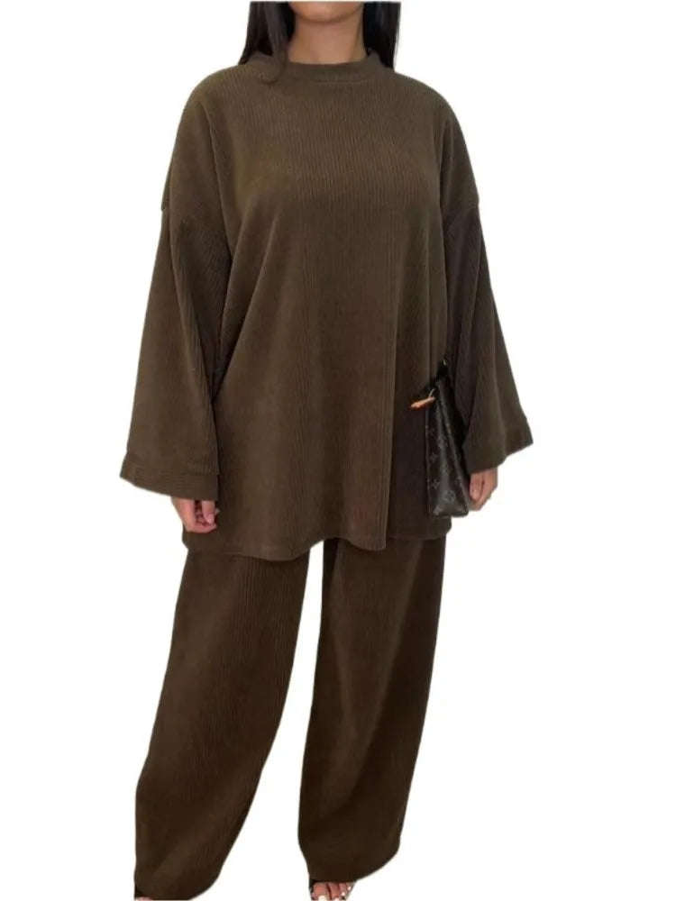 طقم نسائي أنيق قطعتين – بلوزة بأكمام طويلة وبنطال واسع مريح