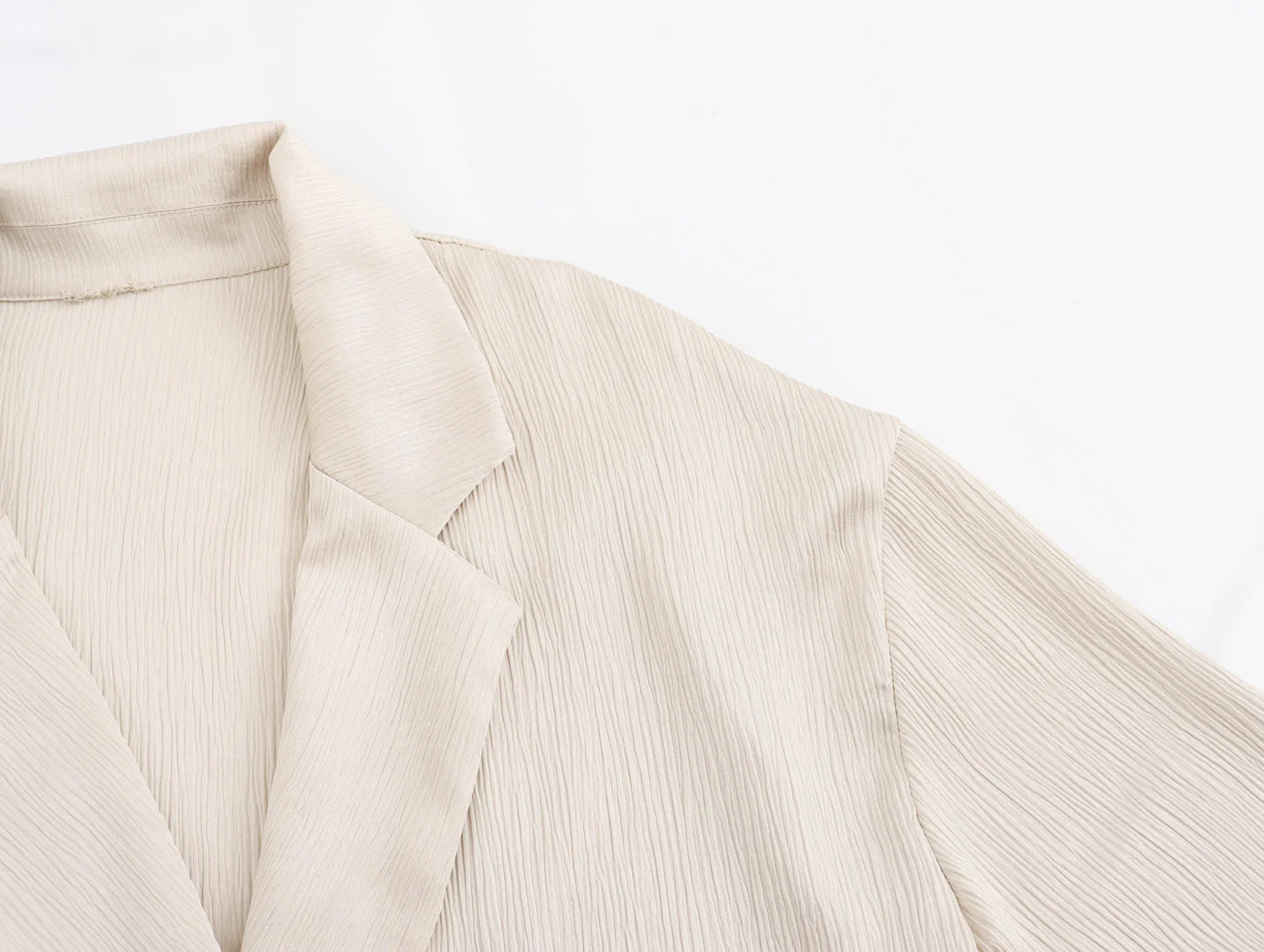 طقم نسائي أنيق قطعتين – بليزر عصري بأزرار مزدوجة مع بنطال كاجوال مريح