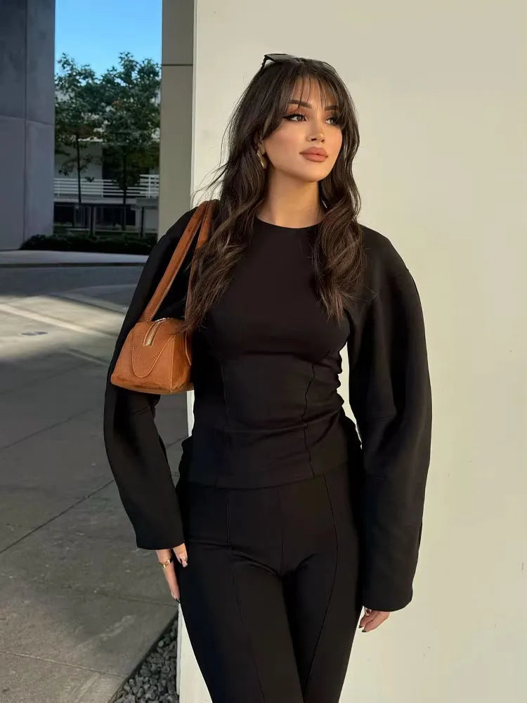 طقم نسائي أنيق قطعتين – بلوزة بأكمام طويلة وياقة دائرية مع بنطال واسع مريح