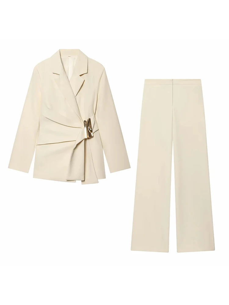 طقم نسائي أنيق قطعتين – بليزر بأكمام طويلة مع بنطال مستقيم عصري