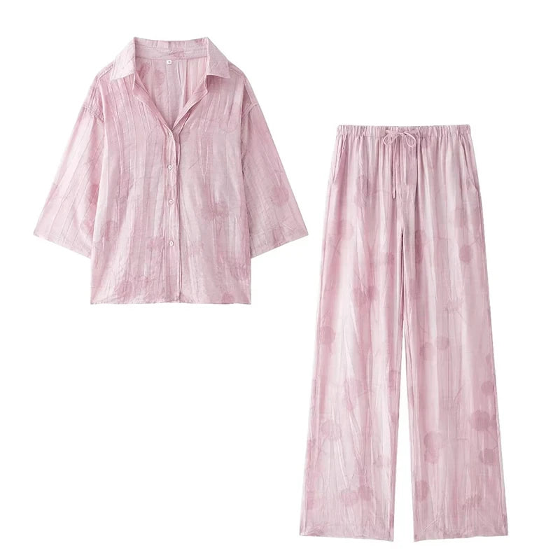 طقم نسائي صيفي أنيق قطعتين – قميص بطبعات عصرية مع بنطال مريح