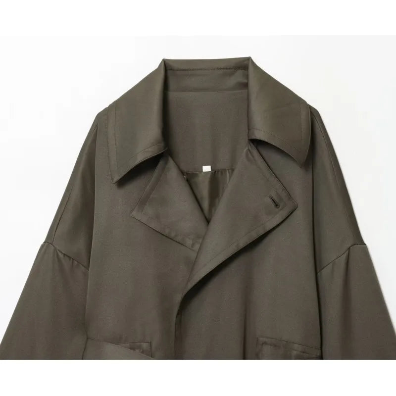 طقم نسائي أنيق من قطعتين – جاكيت بحزام وبنطال واسع بتصميم عصري