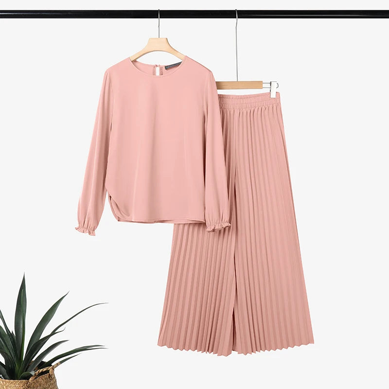 طقم نسائي محتشم قطعتين بتصميم أنيق – بلوزة بأكمام طويلة وبنطال واسع مريح