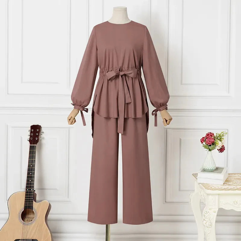 طقم نسائي محتشم قطعتين بتصميم أنيق – بلوزة بياقة دائرية وبنطال واسع مريح