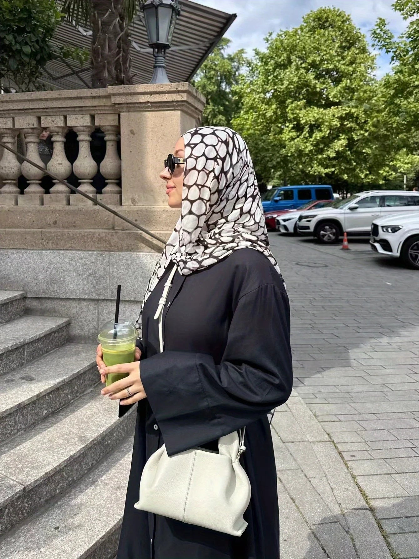 عباية نسائية سوداء فضفاضة – عباية عربية أنيقة بأزرار وأكمام طويلة