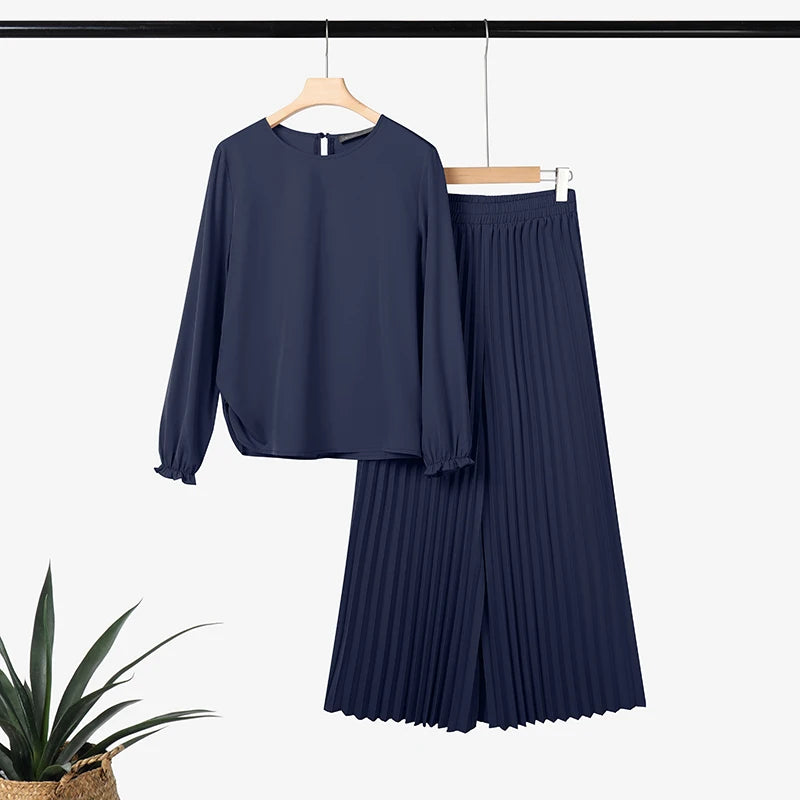 طقم نسائي محتشم قطعتين بتصميم أنيق – بلوزة بأكمام طويلة وبنطال واسع مريح