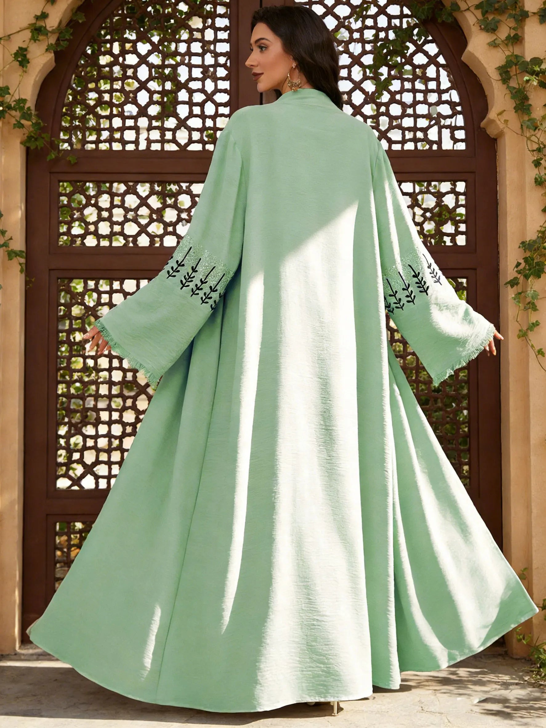 عباية نسائية كيمونو بأكمام مطرزة – عباية طويلة أنيقة مع حزام بتصميم فاخر