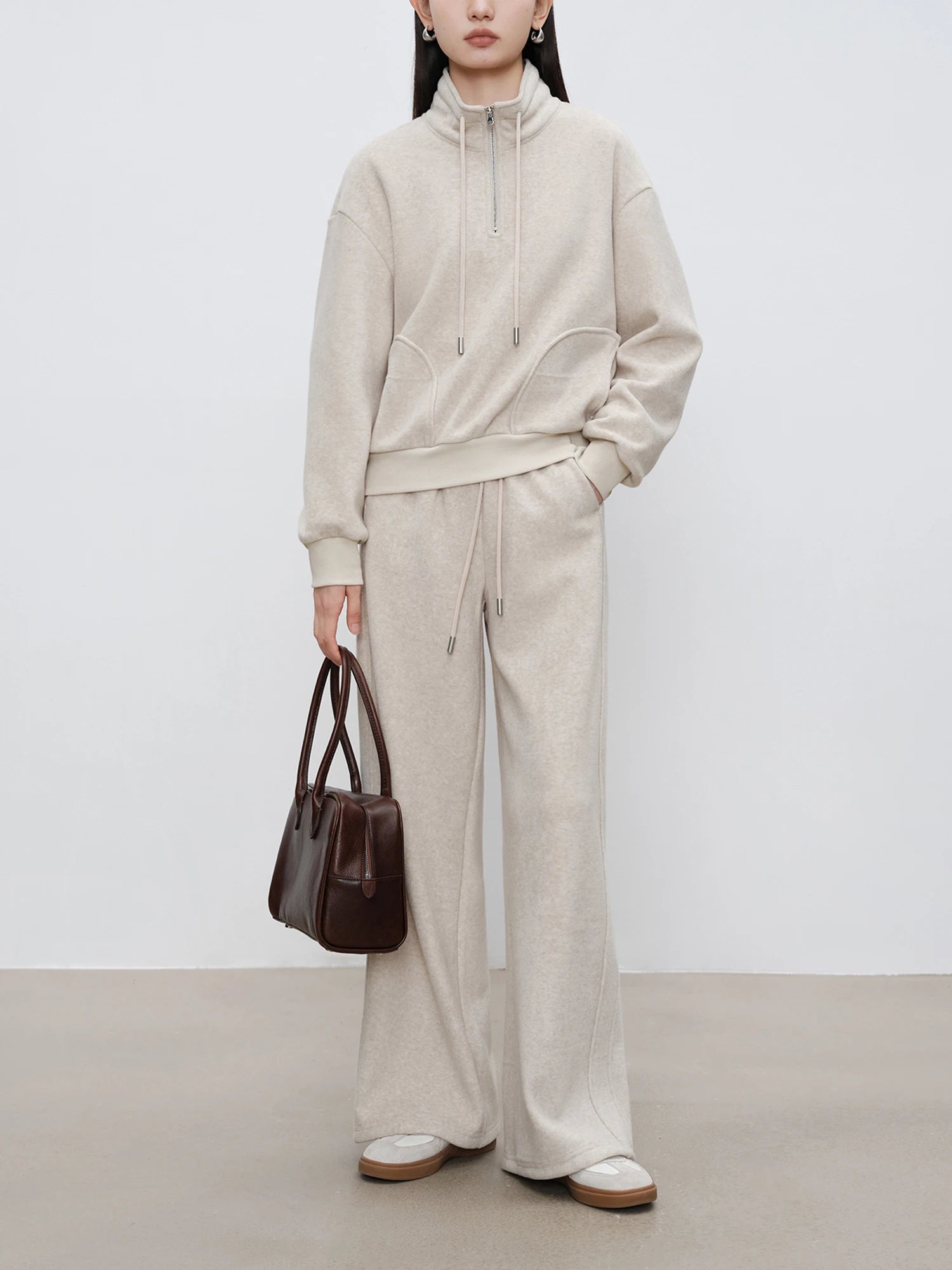 طقم نسائي شتوي أنيق قطعتين – سويت شيرت بسحاب وياقة عالية مع بنطال مريح