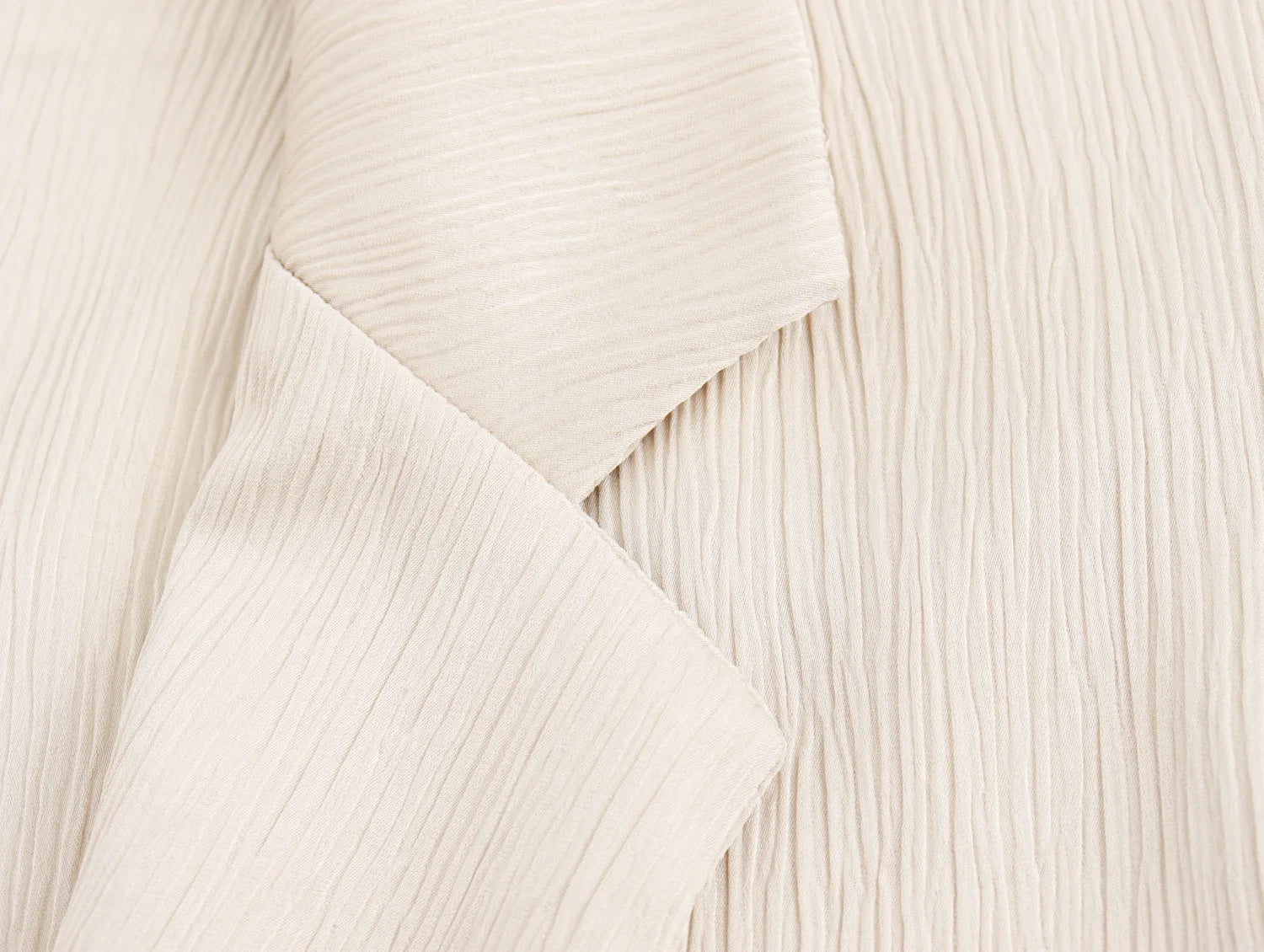 طقم نسائي أنيق قطعتين – بليزر عصري بأزرار مزدوجة مع بنطال كاجوال مريح