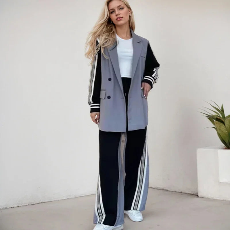 طقم نسائي أنيق قطعتين بأسلوب كوري – بليزر مخطط بأزرار مزدوجة مع بنطال أنيق