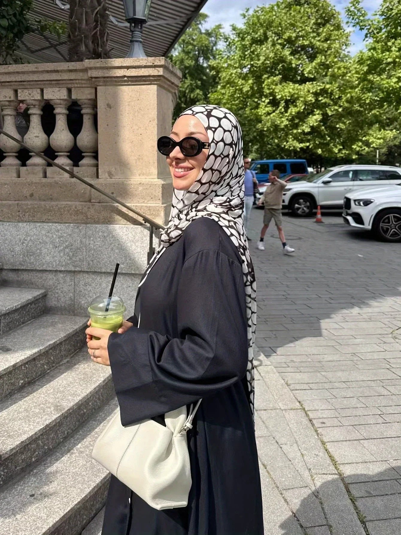 عباية نسائية سوداء فضفاضة – عباية عربية أنيقة بأزرار وأكمام طويلة