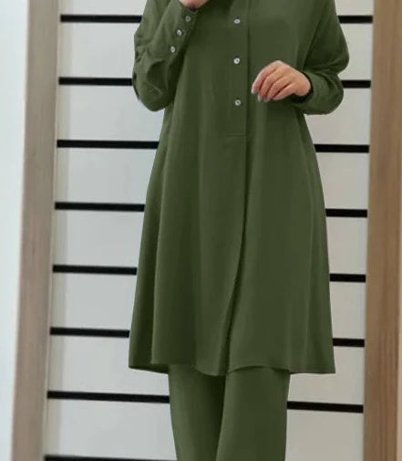 طقم نسائي أنيق قطعتين – قميص بأزرار وبنطال كاجوال عالي الخصر