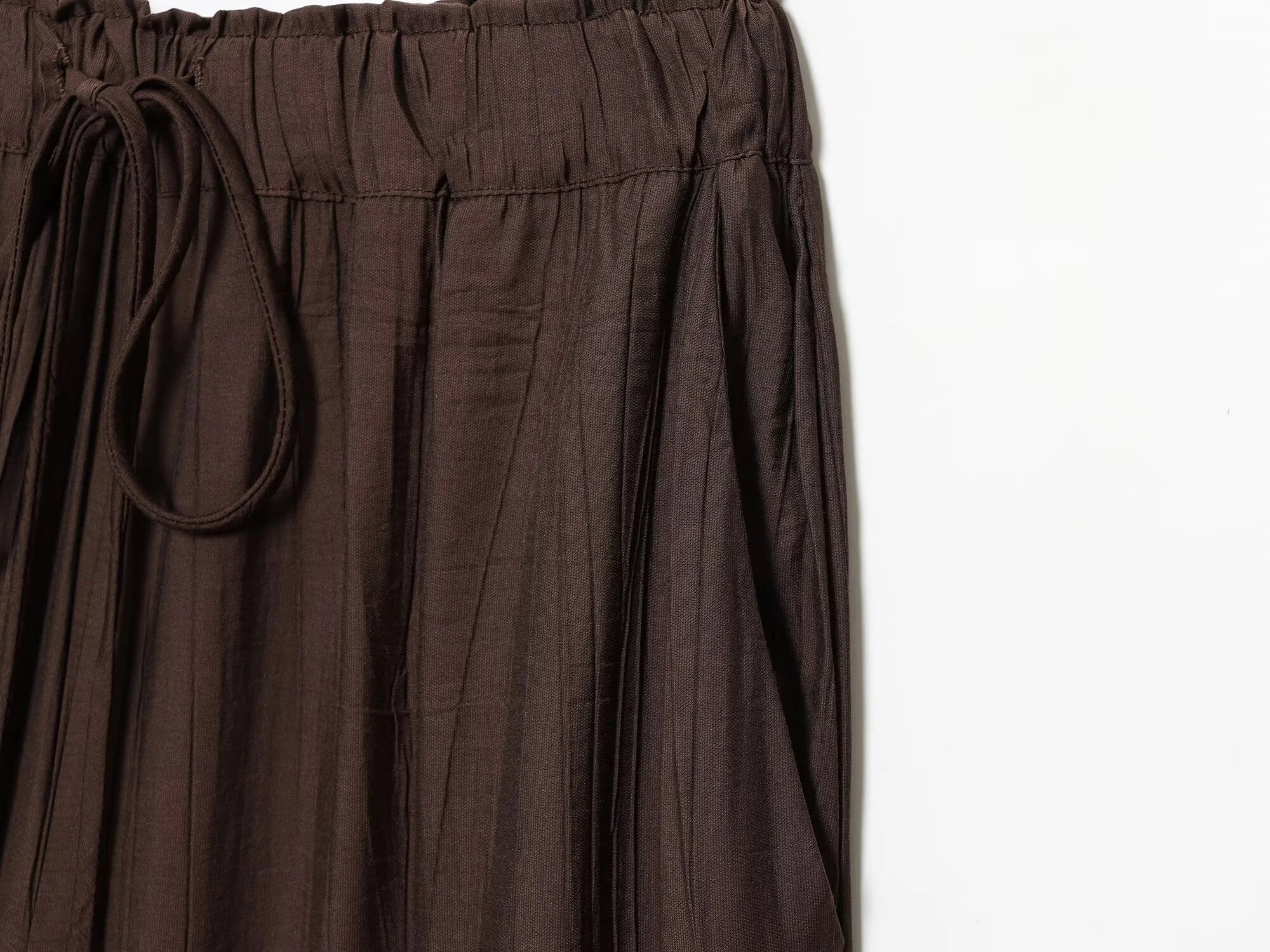 طقم نسائي أنيق قطعتين – قميص بياقة V وبنطال واسع بخصر مطاطي