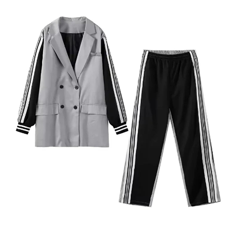 طقم نسائي أنيق قطعتين بأسلوب كوري – بليزر مخطط بأزرار مزدوجة مع بنطال أنيق