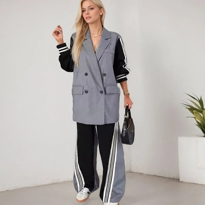 طقم نسائي أنيق قطعتين بأسلوب كوري – بليزر مخطط بأزرار مزدوجة مع بنطال أنيق