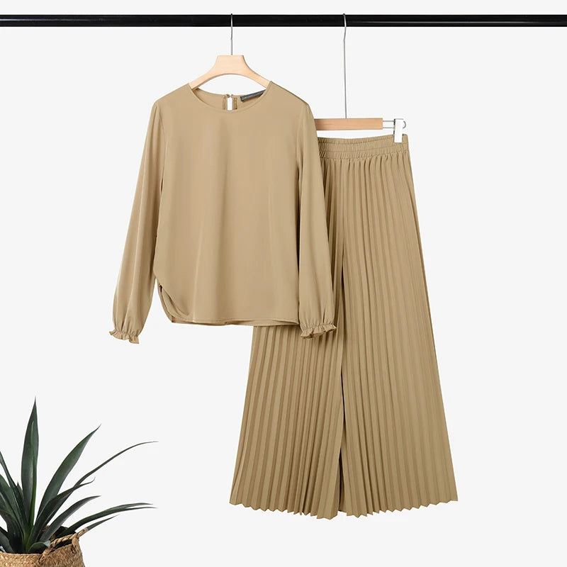 طقم نسائي محتشم قطعتين بتصميم أنيق – بلوزة بأكمام طويلة وبنطال واسع مريح