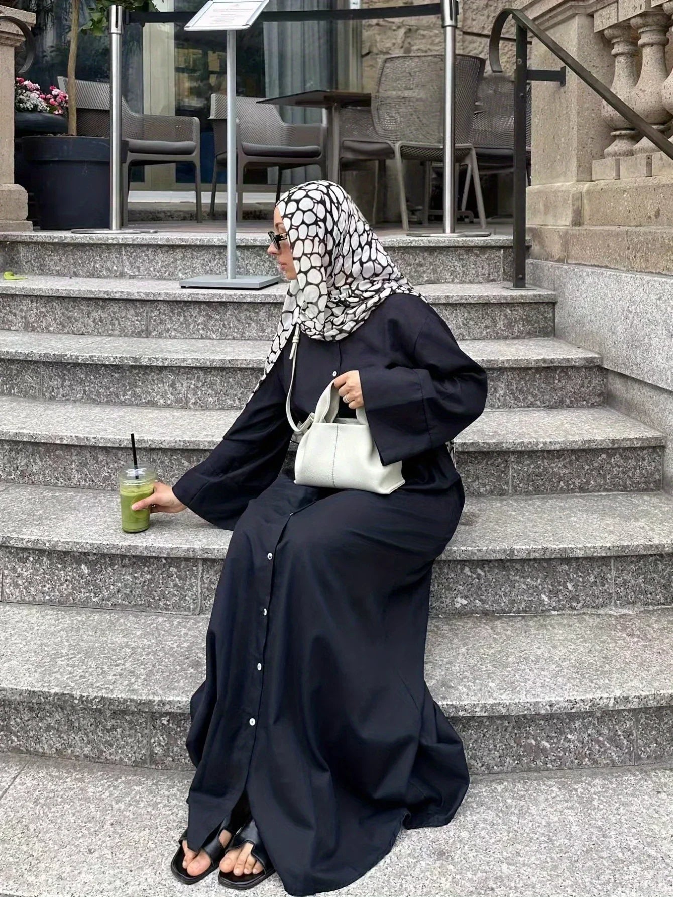 عباية نسائية سوداء فضفاضة – عباية عربية أنيقة بأزرار وأكمام طويلة