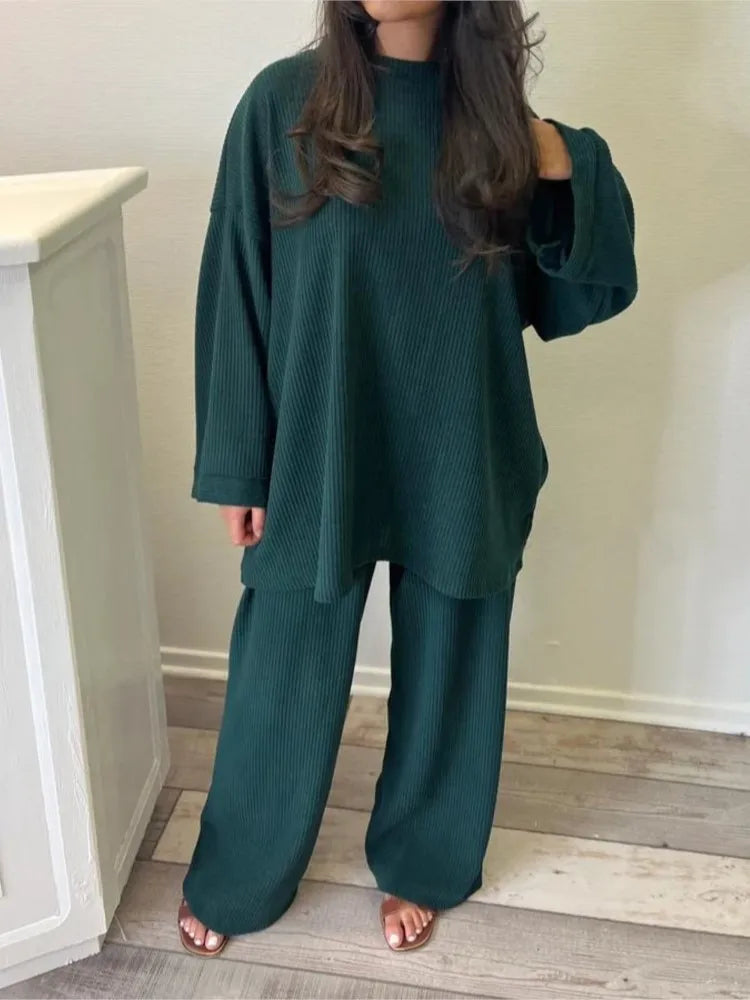 طقم نسائي أنيق قطعتين – بلوزة بأكمام طويلة وبنطال واسع مريح
