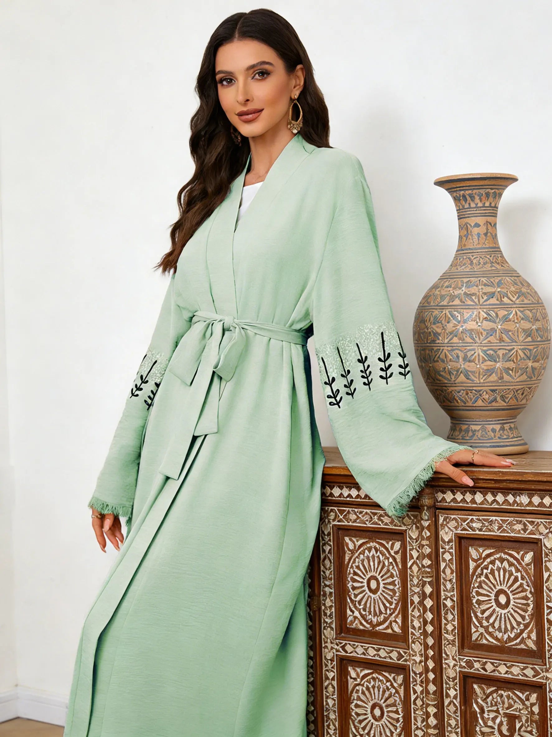 عباية كيمونو نسائية بأكمام مطرزة – عباية مفتوحة طويلة مع حزام بتصميم أنيق