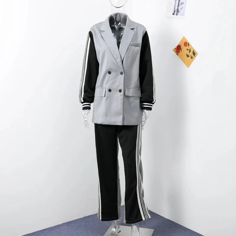 طقم نسائي أنيق قطعتين بأسلوب كوري – بليزر مخطط بأزرار مزدوجة مع بنطال أنيق