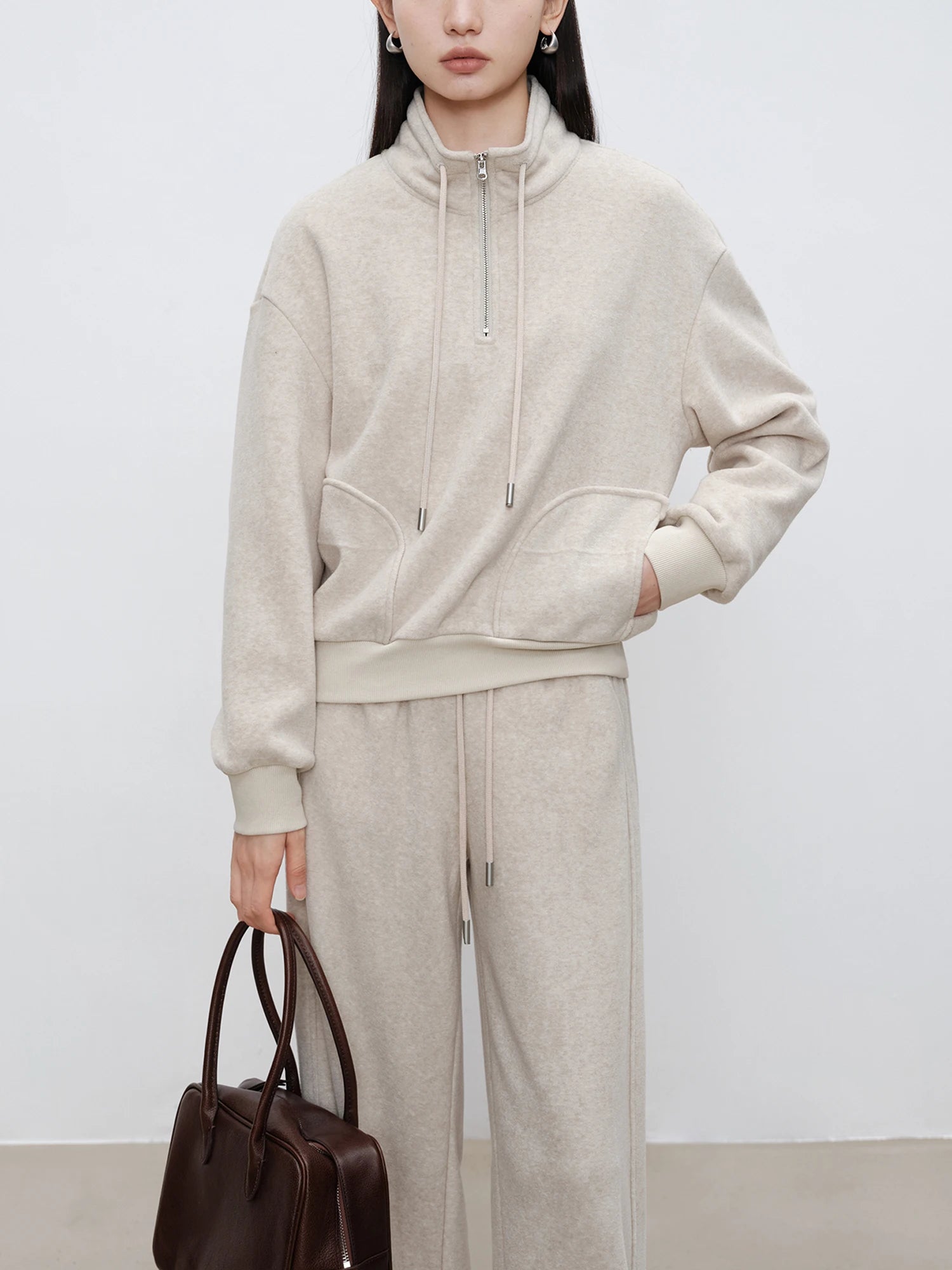 طقم نسائي شتوي أنيق قطعتين – سويت شيرت بسحاب وياقة عالية مع بنطال مريح