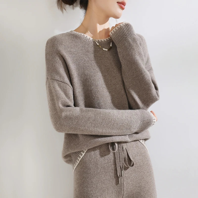 طقم نسائي فاخر 3 قطع – كنزة صوف ميرينو مع بنطال مريح ووشاح أنيق