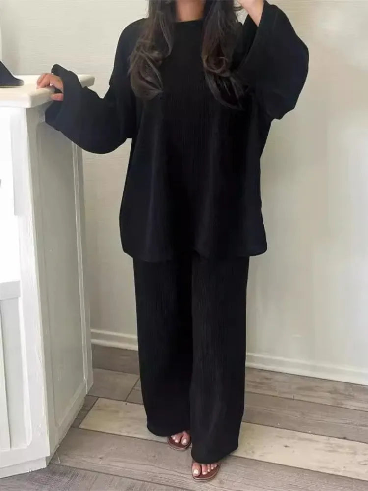 طقم نسائي أنيق قطعتين – بلوزة بأكمام طويلة وبنطال واسع مريح