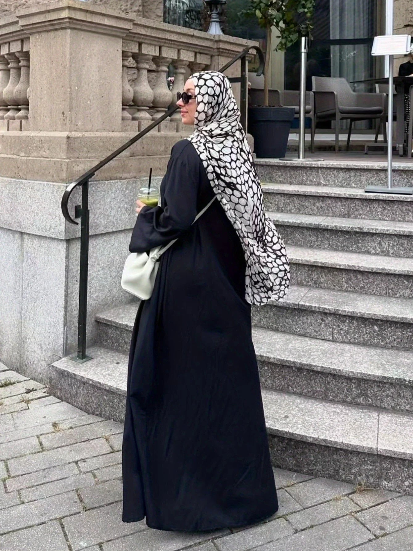 عباية نسائية سوداء فضفاضة – عباية عربية أنيقة بأزرار وأكمام طويلة