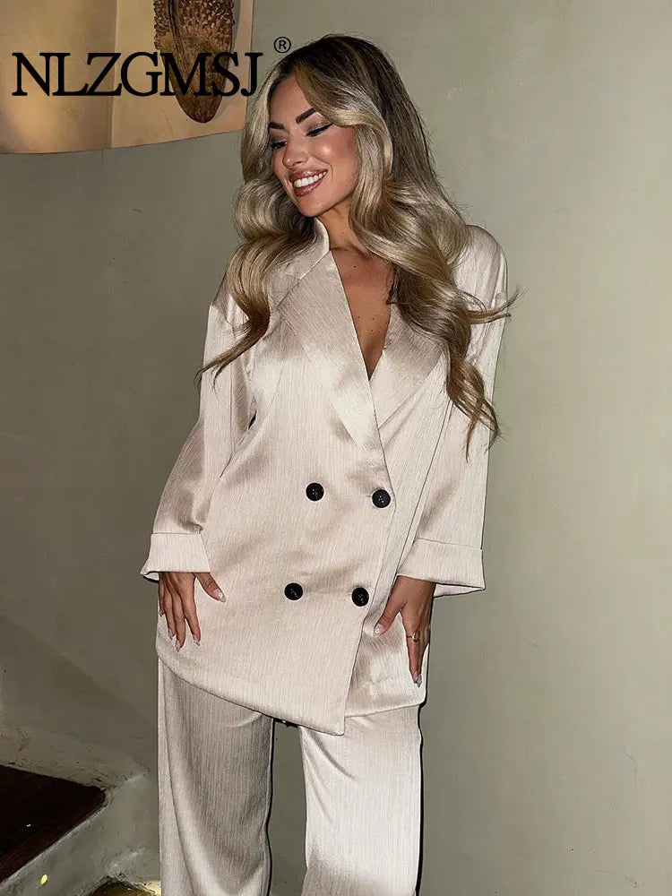 طقم نسائي رسمي أنيق – بليزر بأزرار مزدوجة مع بنطال واسع
