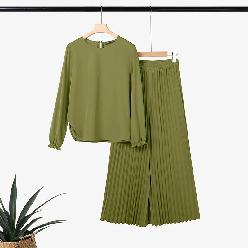 طقم نسائي محتشم قطعتين بتصميم أنيق – بلوزة بأكمام طويلة وبنطال واسع مريح