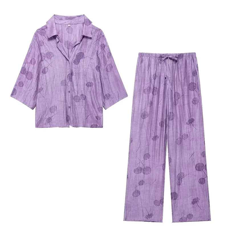 طقم نسائي صيفي أنيق قطعتين – قميص بطبعات عصرية مع بنطال مريح