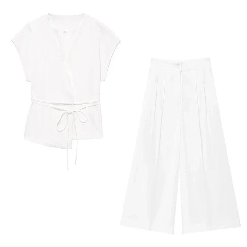طقم نسائي أنيق قطعتين – بلوزة بدون أكمام بياقة V مع حزام وبنطال واسع
