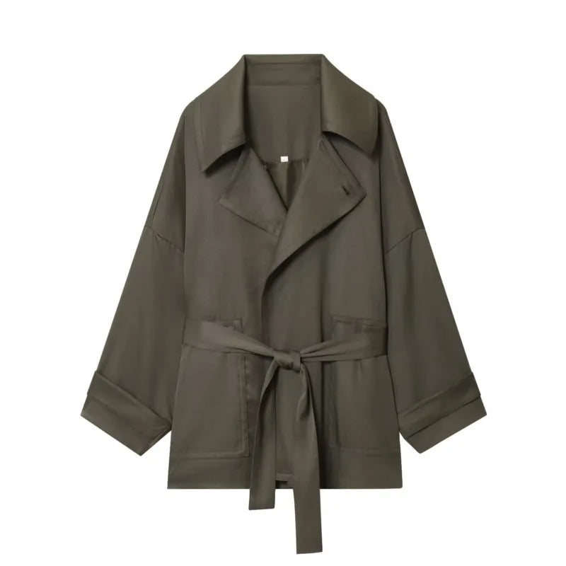 طقم نسائي أنيق من قطعتين – جاكيت بحزام وبنطال واسع بتصميم عصري