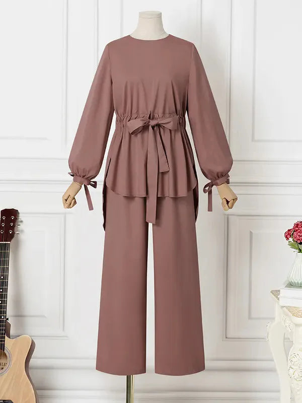 طقم نسائي محتشم قطعتين بتصميم أنيق – بلوزة بياقة دائرية وبنطال واسع برباط خصر